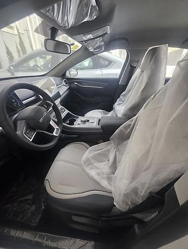BYD Qin Plus DM-i sedan, ağ rəng. - Geniş, aerodinamik kuzov, ön — 4
