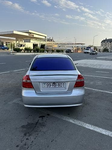 masin bazari oluxana: Satılır: gümüşü rəngli kompakt sedan Mühüm xüsusiyyətlər: - Kuzov: 4 — 3