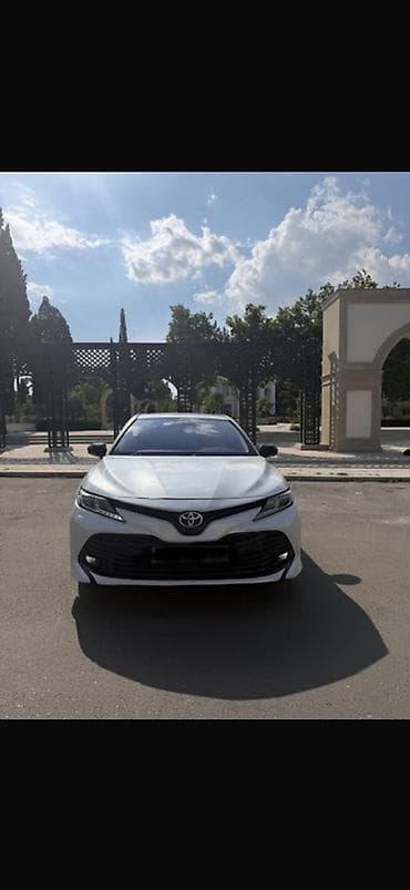 Toyota Camry – ağ rəng, sedan kuzov, dinamik və zərif dizayn