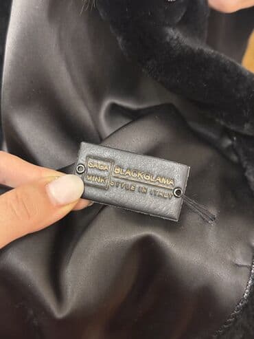 aslan pencesi qiymeti: Qadın kürkü
Original, İtaliyadan alınıb
40 ölcü
Az geyinilib — 6