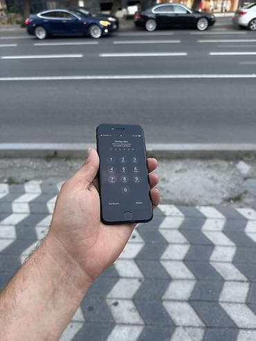 panel radiator: IPhone 8, Qara, Barmaq izi — 1