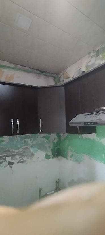 Dolablar: Mətbəx üçün asma künc şkaf komplekti. Tünd qəhvəyi, ağac naxışlı fasad — 2