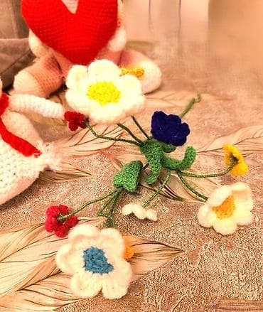 sirga gulu: Əl işi toxuma çiçək dəstəsi - Material: yumşaq akril ip, məftilli — 2