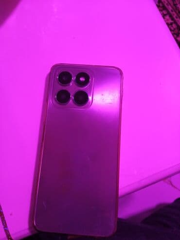 256 yaddaş telefon: Smartfon - Korpus: düz kənarlı dizayn, arxa paneldə kvadrat modulda 4 — 1