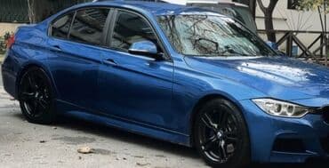 BMW 3 Series sedan – Estoril Blue rəngdə, M paketli görünüş. - Kuzov