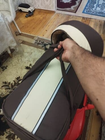 Körpələr üçün nəzərdə tutulmuş bu daşıyıcı bələk, qəhvəyi və krem