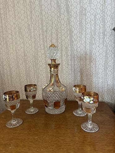 Büllur likör dəsti 4 bokali var - Tərkibi: 1 ədəd qapaqlı qrafin və 4
