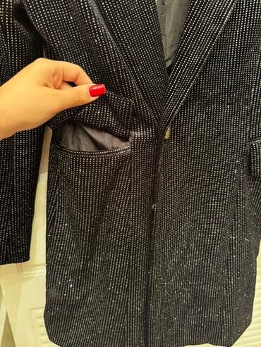 Qara rəngdə, xırda parıltılı daşlarla bəzədilmiş qadın