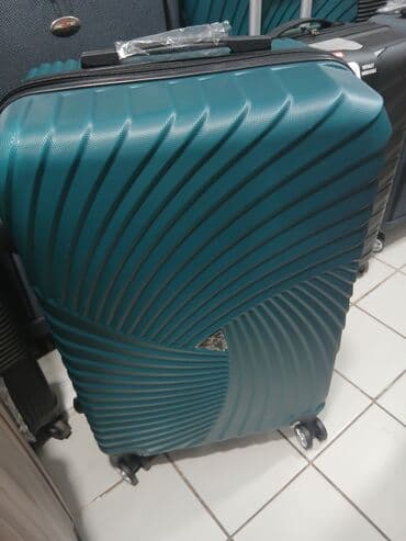 купить чемодан на колесах: Dörd təkərli səyahət çantası, möhkəm materialdan hazırlanmışdır və — 18