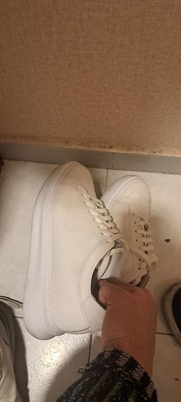 ağ krasovka: Ağ rəngli minimal dizaynlı idman ayaqqabısı 8 cm boy artıran dəri — 3