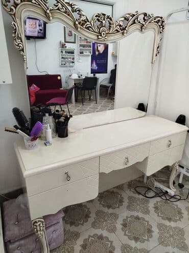 İşlənmiş, Saş kəsimi üçün masa, Güzgülü