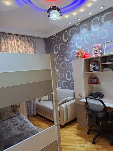 razin stansiyasi: Ev iki mərtəbəlidir və geniş həyəti var. Həyətdə açıq havada oturmaq — 4