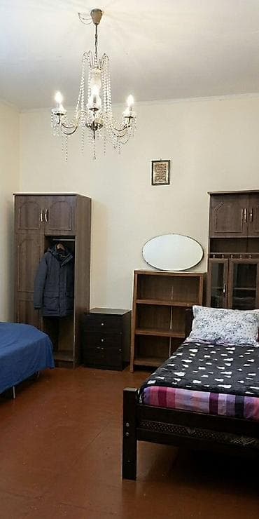 Nizami metrosuna yaxın məsafədə yerləşən həyət evinə bizimlə birgə