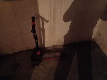 Uşaq skuterı - Tip: 3 təkərli uşaq skuterı - Rənglər: qara və qırmızı