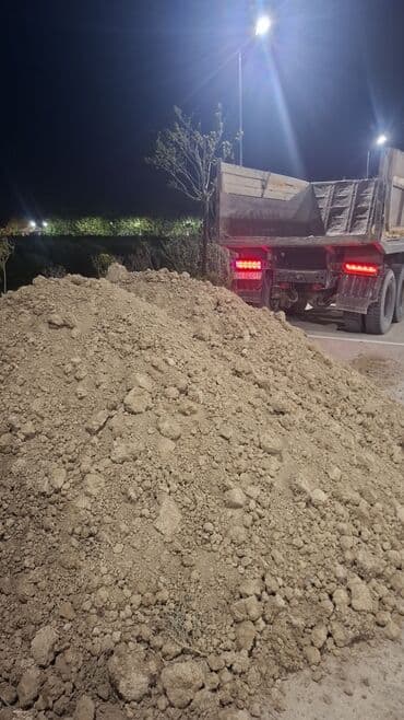 Təsvir: - Döküntü torpaq/şevrelənmiş torpaq materialı - Yük maşını ilə