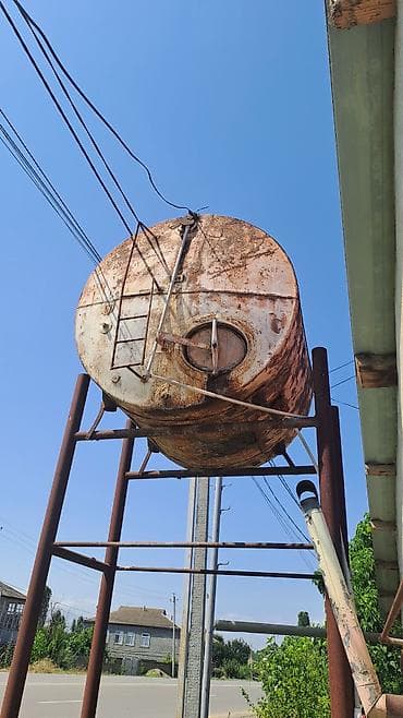 Баки: Metalkonstruksiyalı şaquli dayaqlar üzərində quraşdırılmış böyük — 3