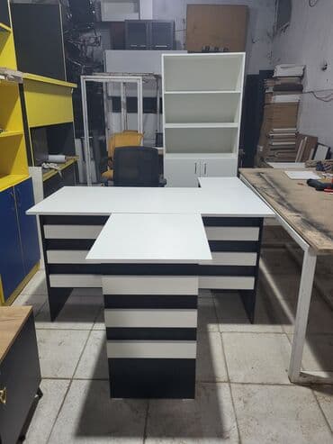 Chevrolet: Ofis üçün L‑şəkilli iş masası dəsti - Rəng: ağ-qara, zolaqlı ön panel — 1