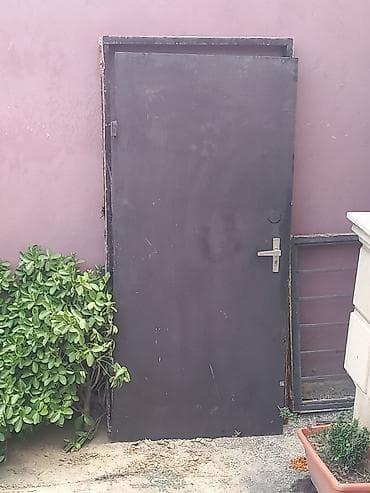 Metal qapı - Material:Qalin metal - Rəng: tünd qəhvəyi/qaraya yaxın