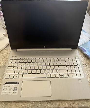 HP noutbuk – gümüşü korpus, tam ölçülü klaviatura və rəqəmsal bloklu