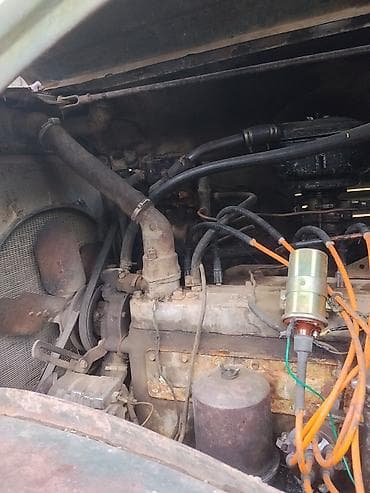 bu avtomobil traktor variantı: Köhnə tipli 6x4 damperli yük maşını Xüsusiyyətlər: - Gövdə: metal — 3