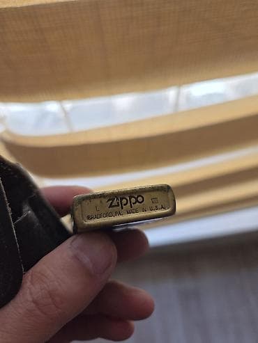 klassik saat: Məhsul: Zippo benzinli alışqan + dəri kəmər futlyarı Xüsusiyyətlər: - — 3