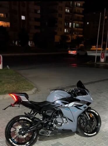 Sport motosiklet – CFMOTO (yan panellərdə loqo görünür), tam qapalı