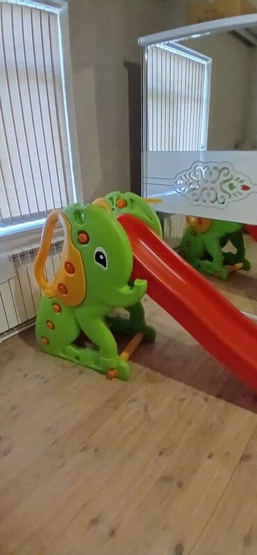 Uşaqlar üçün sürüşkən. Açıq havada işlətmək üçün nəzərdə tutulub