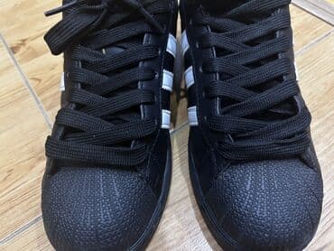 krasofka qiz ucun: Qara rəngdə, klassik “shell-toe” dizaynlı idman ayaqqabısı. - Model — 3