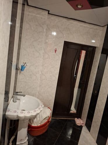 Dekorativ divar panelləri: Ağ və qara rənglərdə keramik plitələrlə döşənmiş müasir hamam. Hamam — 1