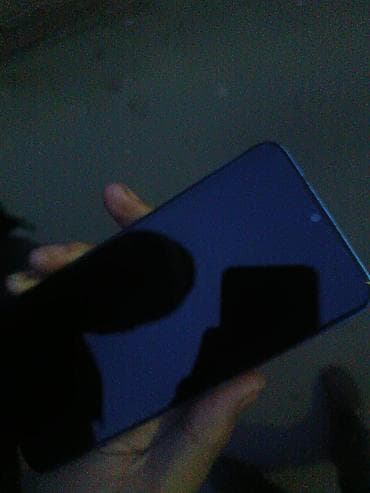 Məhsul: Mavi rəngli smartfon Xüsusiyyətlər: - Tam ekranlı ön panel