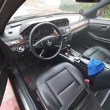 015 diskleri: Mercedes‑Benz E‑Class sedan (W212), qara rəng. - Kuzov: 4 qapılı — 2