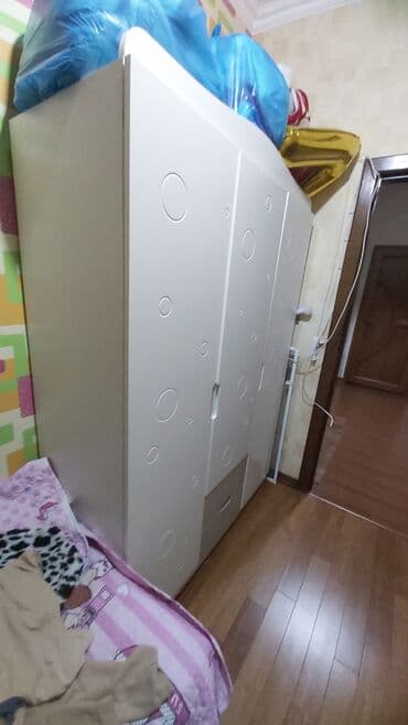купить бу шкаф для одежды: Oğlan və qız üçün, İşlənmiş, 3 qapılı, Açılan, Düz dolab — 1