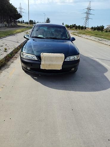 Opel Vectra B sedan – tünd yaşıl rəng, 4 qapı, 5 yerlik rahat salona