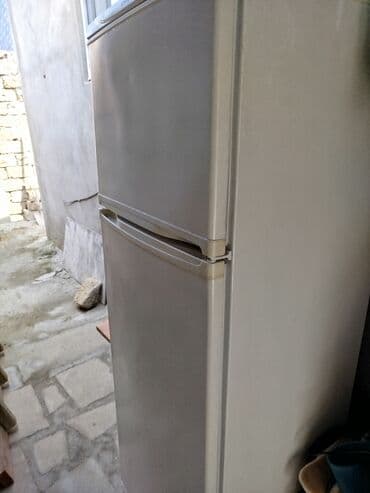 soyuducu xaladelnik: İki qapılı soyuducu - Yuxarıda dondurucu bölmə, aşağıda əsas soyuducu — 2