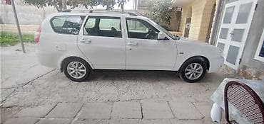 Ağ rəngli universal kuzovlu minik avtomobili. Əsas xüsusiyyətlər: -