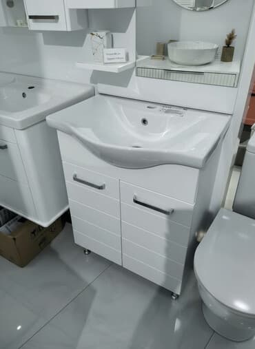 Ağ rəngdə, iki qapılı, ayaqları üzərində dayanan hamam mebeli. Bu