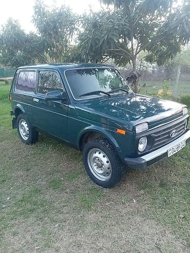 niva barı: LADA Niva (VAZ 2121) – yaşıl rəngli 3 qapılı SUV Xüsusiyyətlər: - Tam — 2