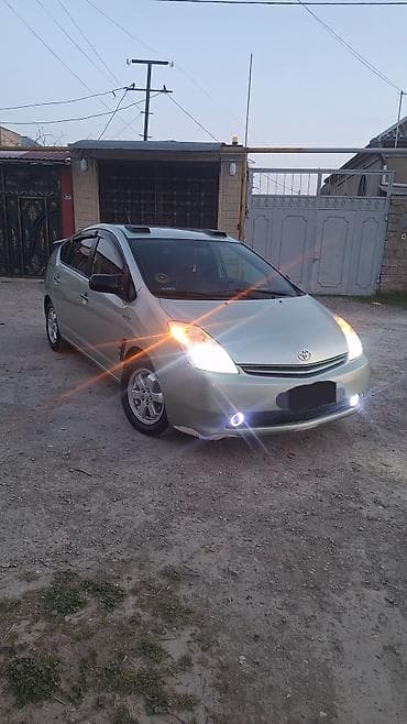 Toyota Prius (2-ci nəsil) hibrid hetçbek Polnu Full maşındı. SAAT
