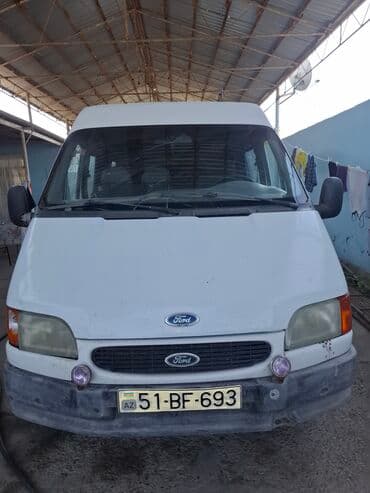Yağlar və avtokimyəvi maddələr: Ağ rəngli Ford Transit markalı mikroavtobus. Nəqliyyat vasitəsi — 3