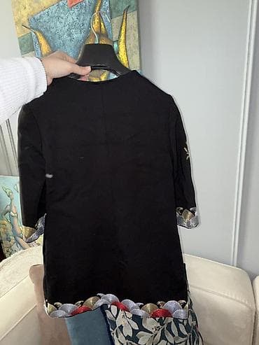 xp qizil: Qadın üçün zərif naxışlı tunika/kardiqan Marka: CHİLİA Luxury Wear - — 3