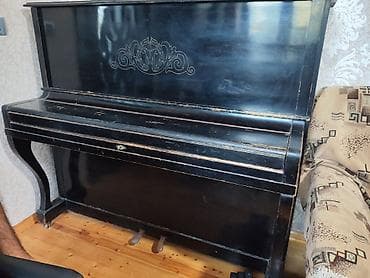 piyanino: Upright pianino – klassik qara korpus, dekorativ ön panel naxışı ilə — 2