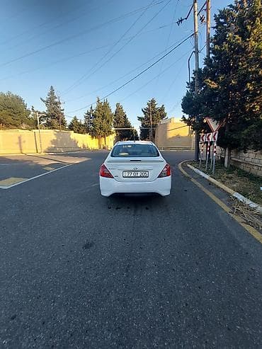 vaz 2106 abilsofka: Nissan Sunny sedan – ağ rəng, AZ nömrə nişanı ilə. Şəhər üçün — 2