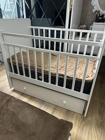 Oğlan və qız üçün, Dördbucaq, Beşik, Matras ilə, Yellənmə mexanizmsiz