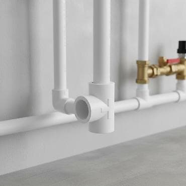 Bu, ağ rəngdə, T formalı birləşdiricidir və boru sistemlərində axını