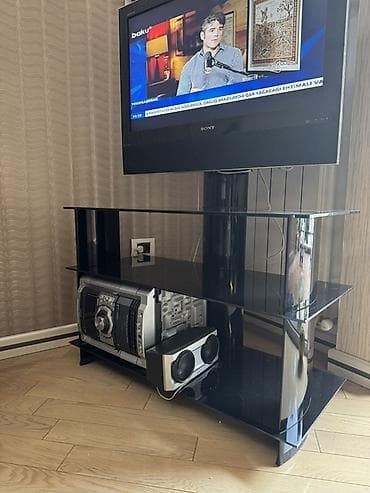 Düz TV altlığı, Polkalı, Şüşəli