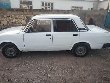 mtz 80 kabina: VAZ 2107 sedan, ağ rəng. - Kuzov: 4 qapılı, klassik kubik — 3