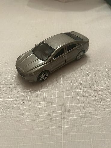 Metall miniatür avtomobil modeli – sedan tipli, gümüşü rəngdə