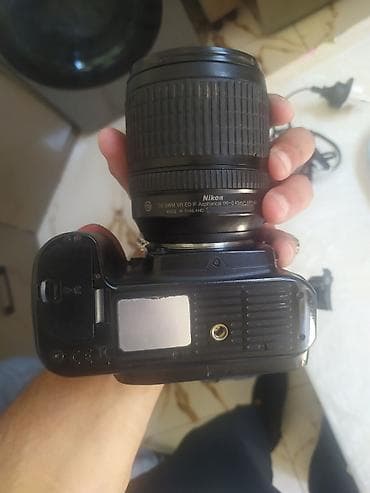 d90: Nikon D90 DSLR fotoaparat + AF‑S DX NIKKOR 18‑105mm VR obyektiv — 2