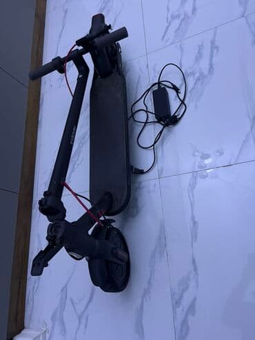 qruz nə deməkdir: Elektrik skuter - Şəhər üçün yığcam və yüngül gövdə, qara rəng - — 11