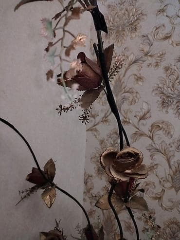 Pərdə və jalüzlər: Dekorativ süni gül kompozisiyası - Klassik qızılı-bürünc tonlarda gül — 1